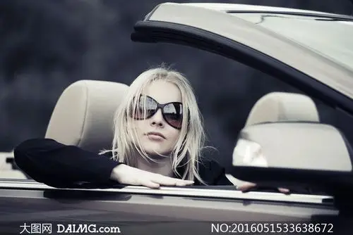 在车里戴着墨镜的短发美女高清图片