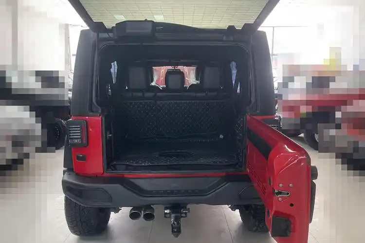 这个后备箱唯独让人不满意就是音响,相比这也是很多老款牧马人的一大