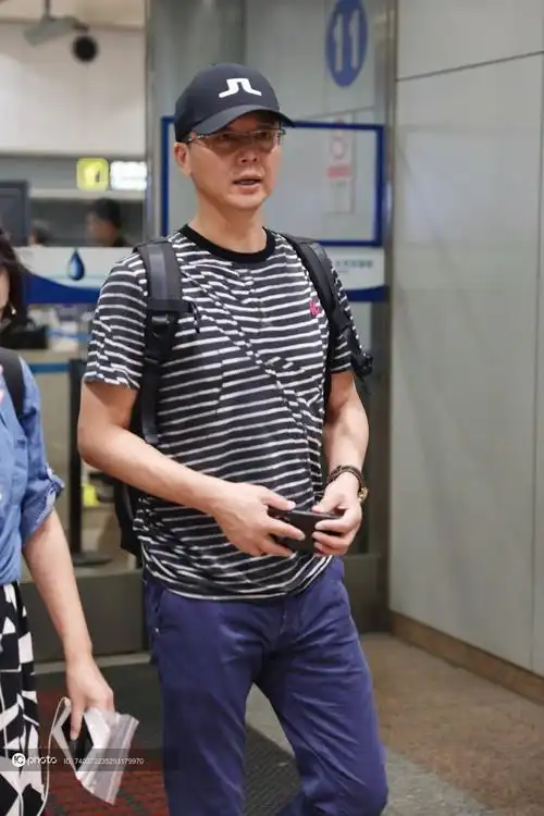 魅力大叔刘奕君戴眼镜低调现身休闲装扮快步疾走