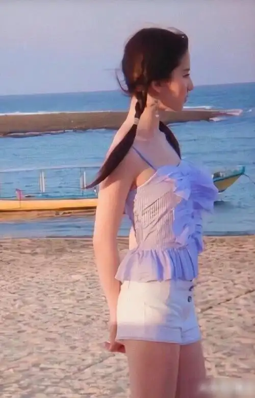 十九岁时的刘亦菲甜甜的吊带背心加超短裤简直太嫩了