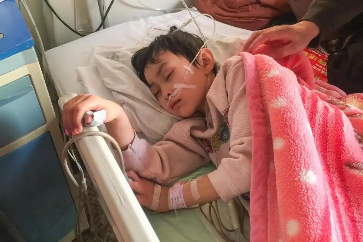 尘肺病爸爸病房外哭泣:"女儿住院给妈妈发信息被拉黑"