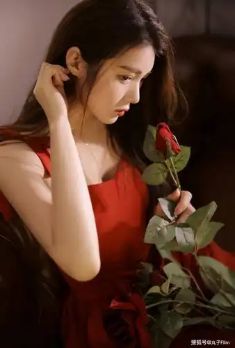 性感美女时尚写真:红裙少女长发披肩温婉动人,甜美养眼迷人!