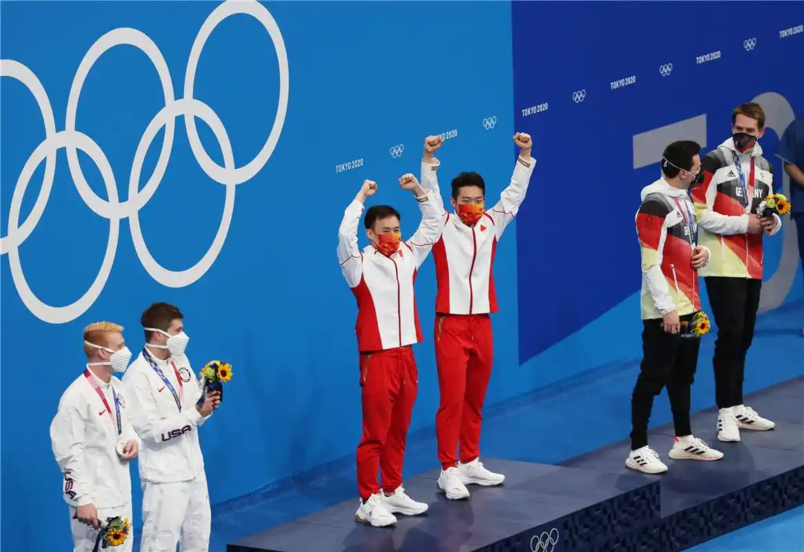 现场视频丨男子双人3米板金牌组合王宗源谢思埸登上奥运领奖台