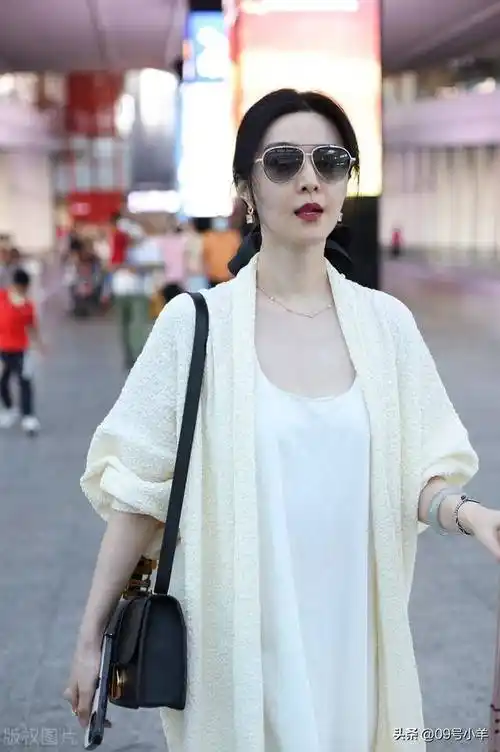 范冰冰现身北京机场身穿白色长裙搭配小白鞋时尚简约