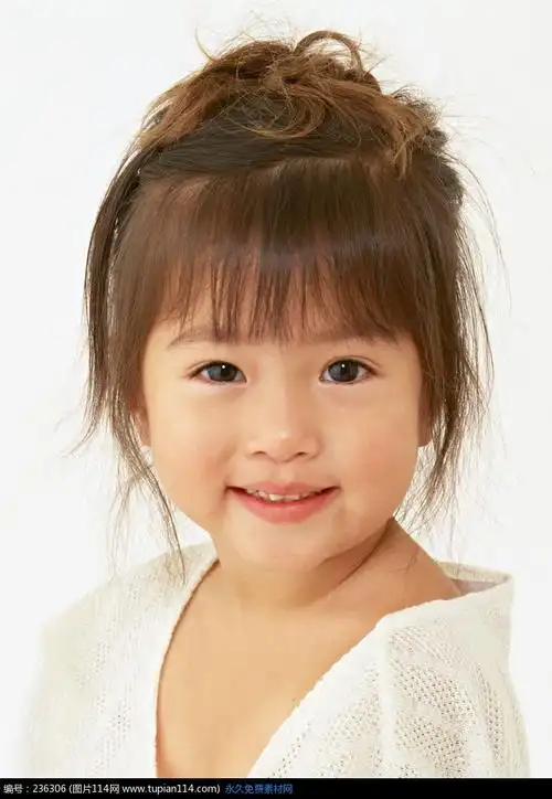 大眼可爱女宝宝图片