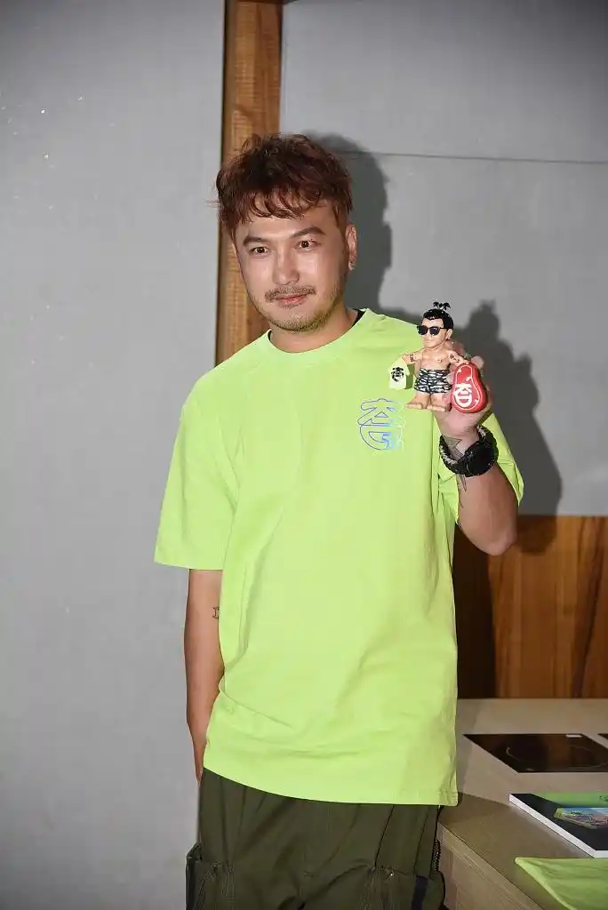 组图:kid林柏升穿绿t恤双手比心 自称将回归《综艺玩很大》