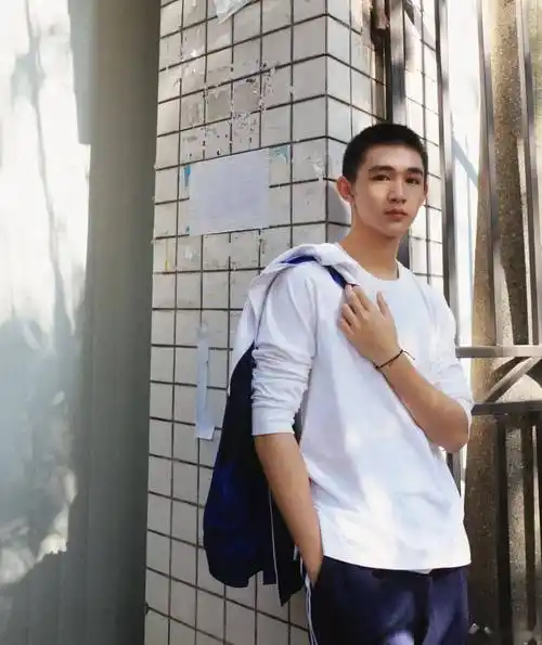 吴磊的弟弟爆火:182cm贵气少爷,18岁拿下"内娱第一"!_荣梓杉_表演_角