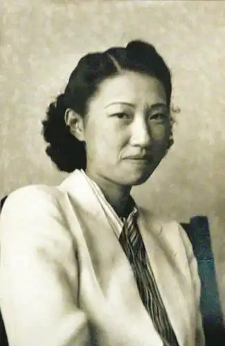 赵四小姐临终前,拉着儿子手说了8字,一旁的张学良听后泪流满面