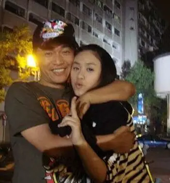 吴宗宪与女儿扮鬼脸 网友赞:最萌父女档(5)