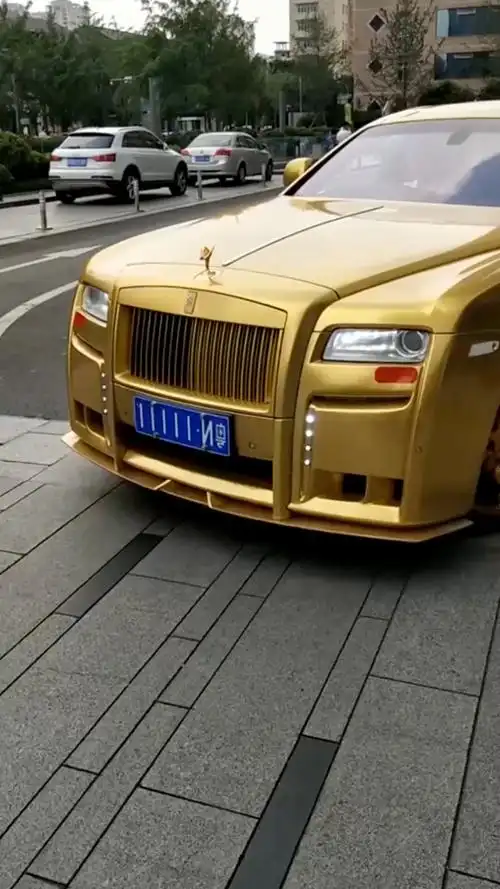 车好牌也好!黄金劳斯莱斯