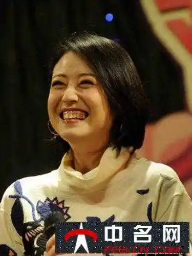 周海媚大笑呲牙挤出鱼尾纹