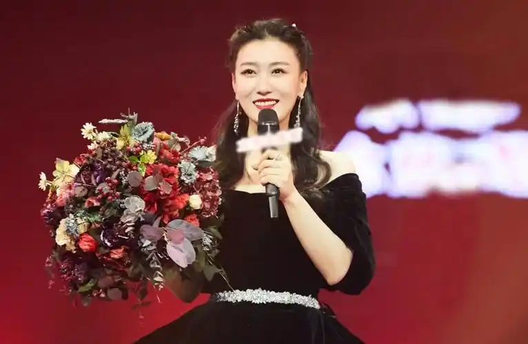 原本打算弃追新一季的《蒙面唱将》,没想被李克勤"劝回"了!