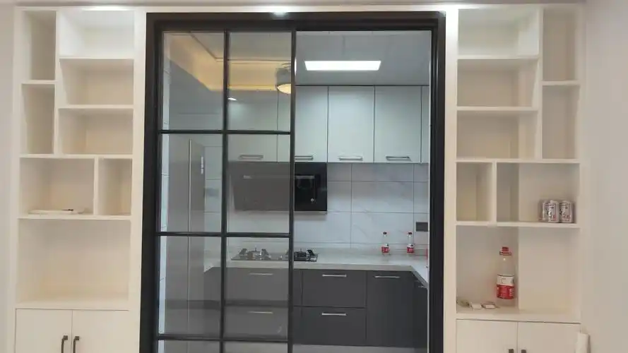 厨房推拉门两边做了两个酒柜,即可存放食物又可摆放一些好看的饰品