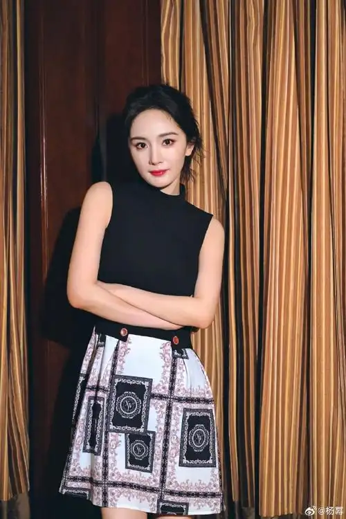 杨幂看相机wink##杨幂黑色巴洛克穿搭##fila幂式穿搭##fila高尔夫