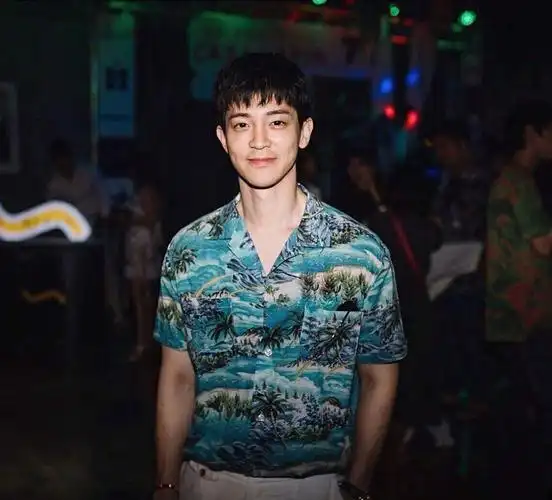 这种男的又是富二代,又是少有的干净温柔眼睛带光的大帅哥居然是有男