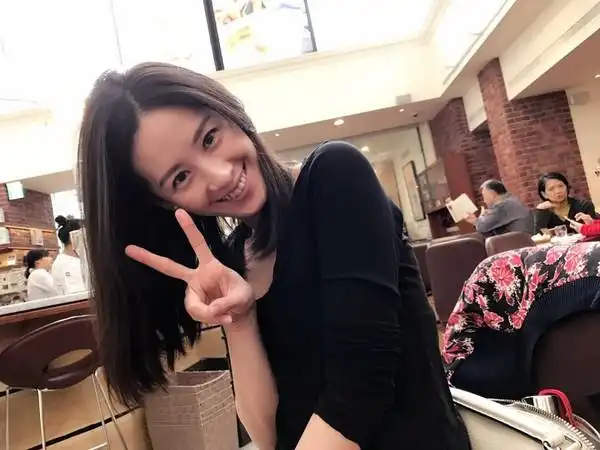 女星曾恺玹在2013年和艺廊老板陈冠宇登记结婚,生下女儿janice后便