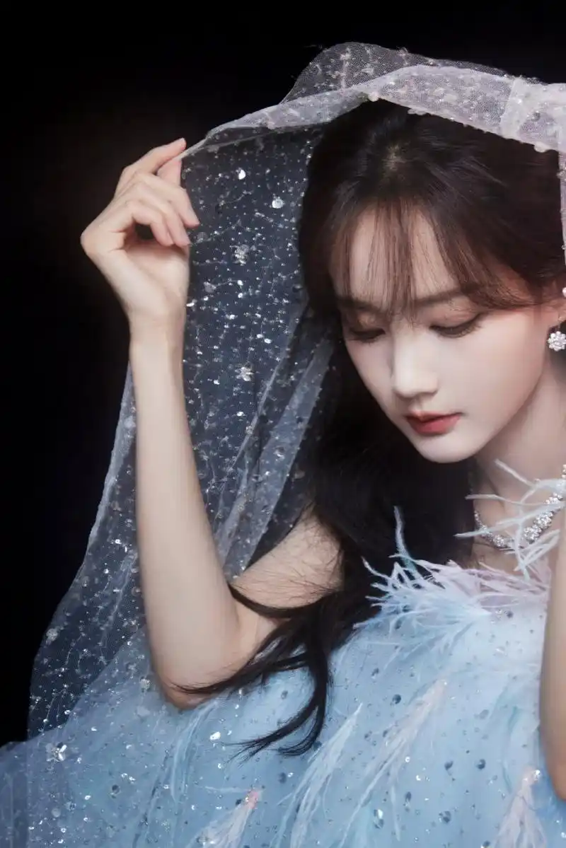 李一桐羽毛礼裙好美,整个造型俏皮可爱流光溢彩,甜美又不失贵气,头纱