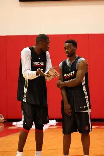 图文姚明随火箭队备战雄鹿穆托姆博指导新人