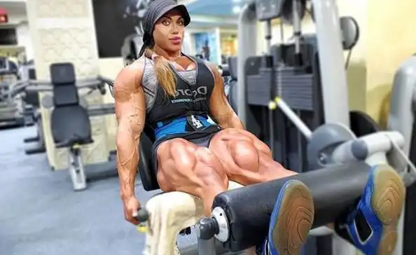 俄罗斯肌肉女金刚专注力量训练一双牛蛙腿超越众多男性