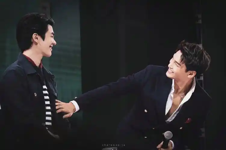 的街,让小麦选了一双苹果绿的小凉鞋穿上,开车到他们常去的餐厅吃饭