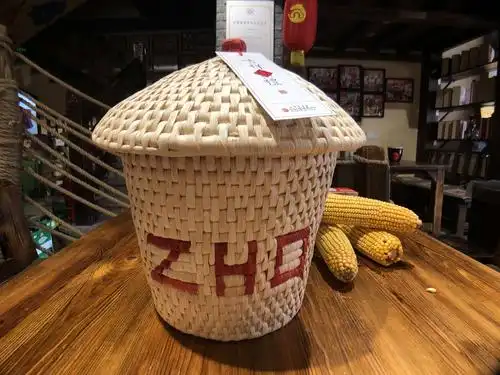 粮仓文化,满族民俗文化和烧鸽文化,并将其巧妙地融为一体,创意产生了