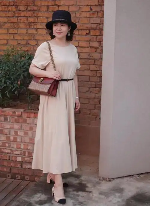 50岁女人不想有大妈感,记住4个"减龄穿衣法则",优雅又时髦