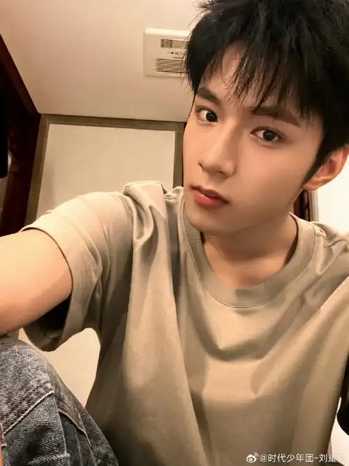 刘耀文剪短发了