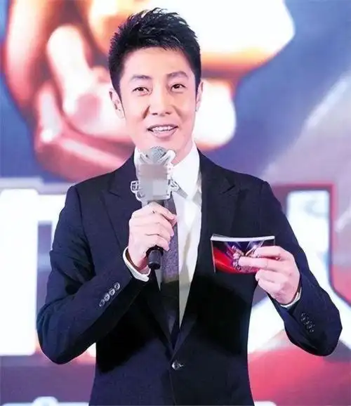 撒贝宁一家端午出游,开388万豪华房车引热议,网友:钱哪来的?