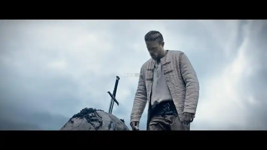 亚瑟王新电影海报放出亚瑟满面沧桑伤痕累累