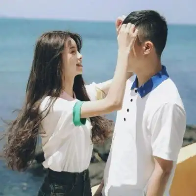 2019qq个性情侣头像学生校服版的一对两张千言万语不及我高兴