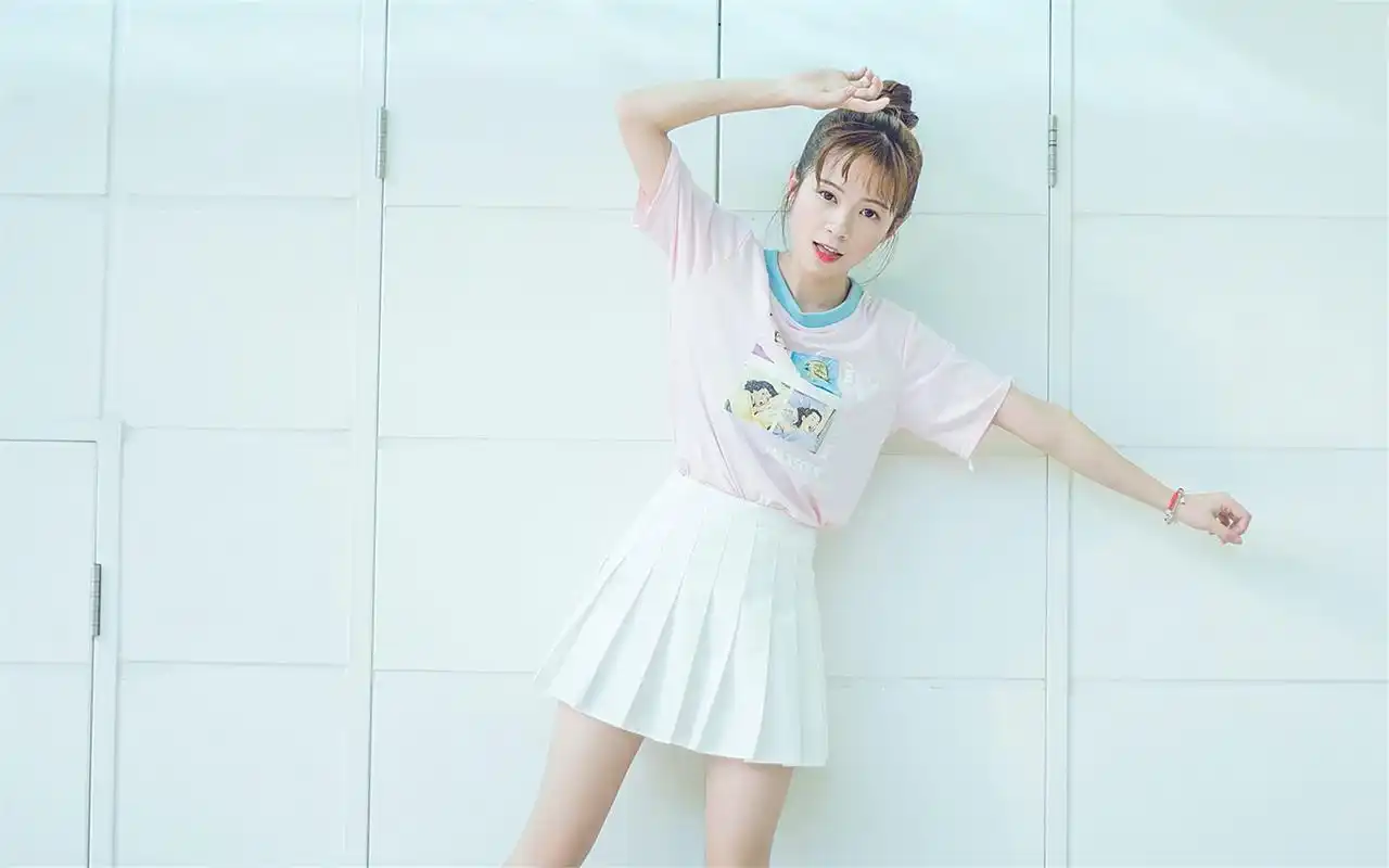 扎丸子头的可爱女生清新摄影桌面壁纸下载高清大图预览1920x1200_美女