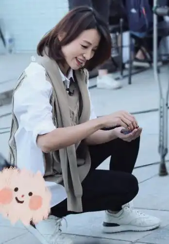 主持人董卿气质真好!拼接白衬衫配黑色紧身裤简约利落,优雅随性