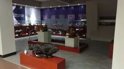 博物馆,这里汇集了各种形态的奇石,博物馆共两层,展出的奇石多姿多彩