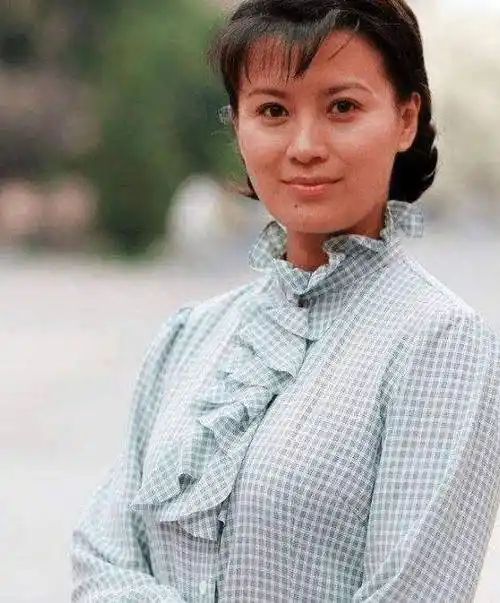 她是陈道明梦中情人结过三次婚老戏骨李幼斌甘愿为她净身出户