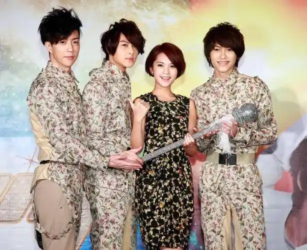 杨丞琳的活动也会请王子来,一来二去,曝光度简直不用愁.