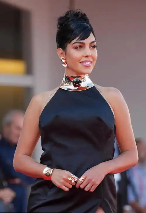 c罗老婆乔治娜图片(c罗女友乔治娜穿着黑色开叉礼服裙大秀美背太性感