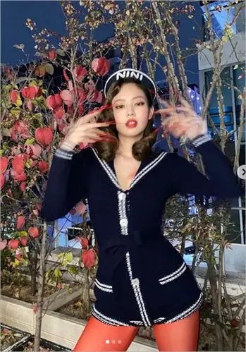 jennie晒万圣节造型 红丝袜透视魅惑