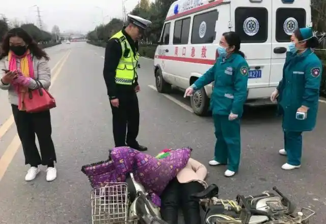 女子骑电动车摔倒昏迷 周口交警及时救助!