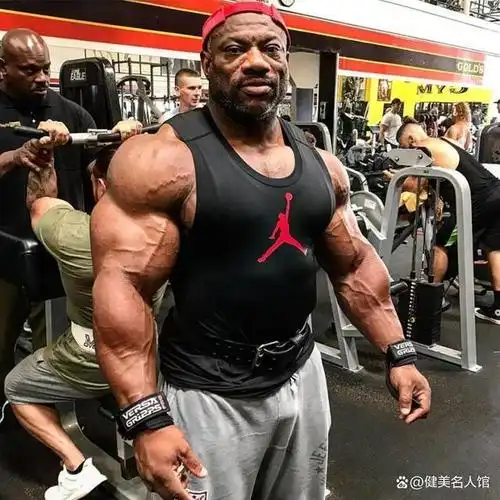 是 ifbb 职业健美运动员,也是 2008 年奥林匹亚先生冠军得主