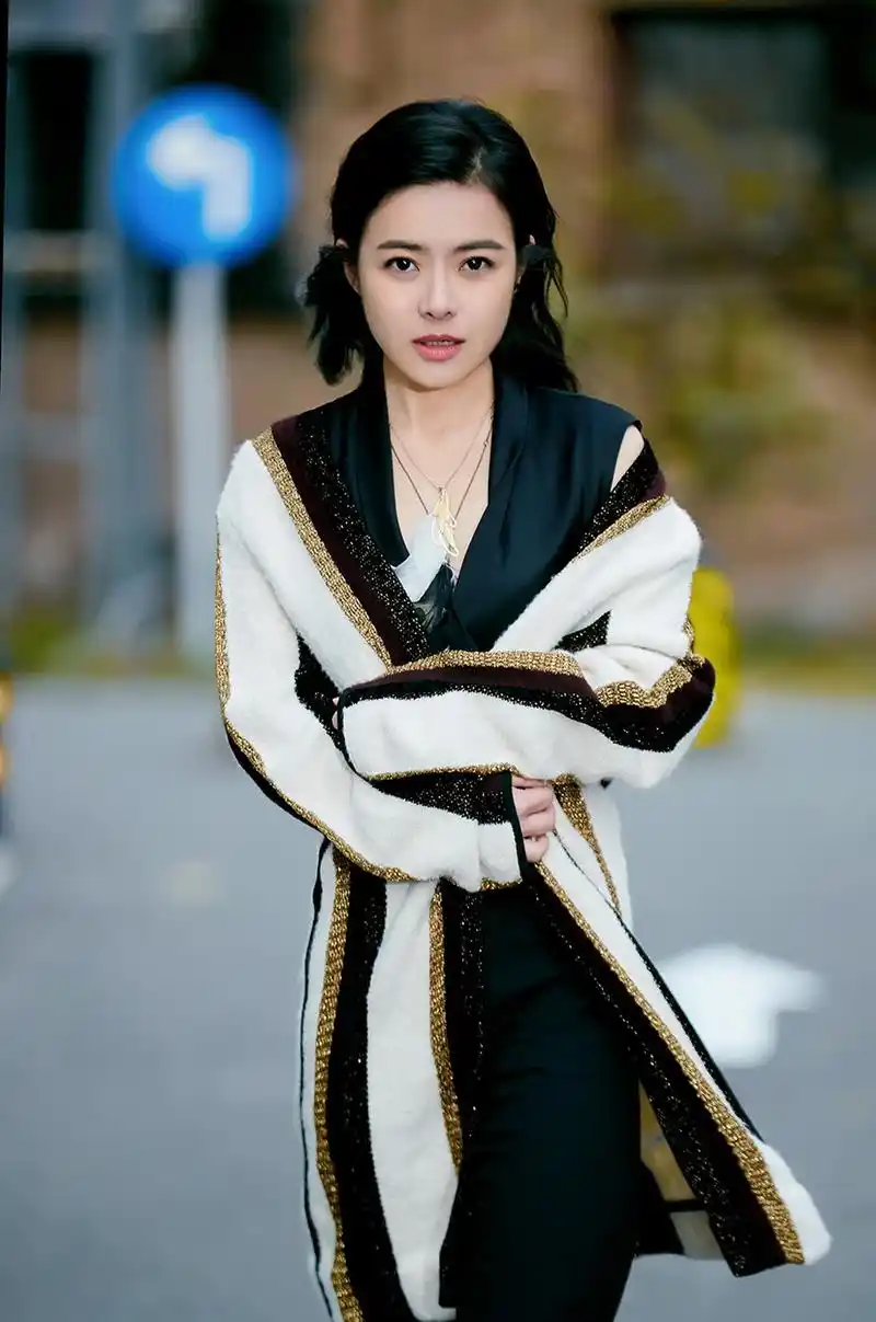 陈辰曝新年街拍大片,秀出雪白肌肤,露齿甜笑,展极致女性魅力