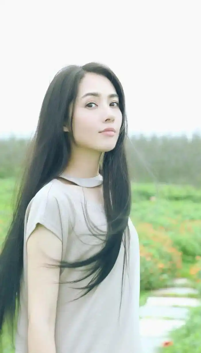 说到黑长直,一定不会忘了郭碧婷.马思纯在短发造型里也出现过直发.