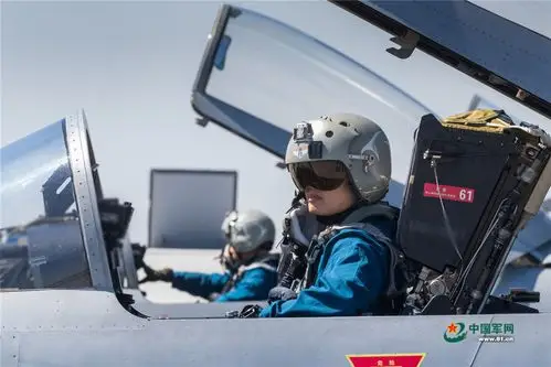 备战航空飞镖 空军参赛飞行员和战机一起过"八一"