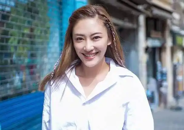 应采儿晒老公海边度假,各种视角晒一字躺泳衣照,风姿绰约很迷人