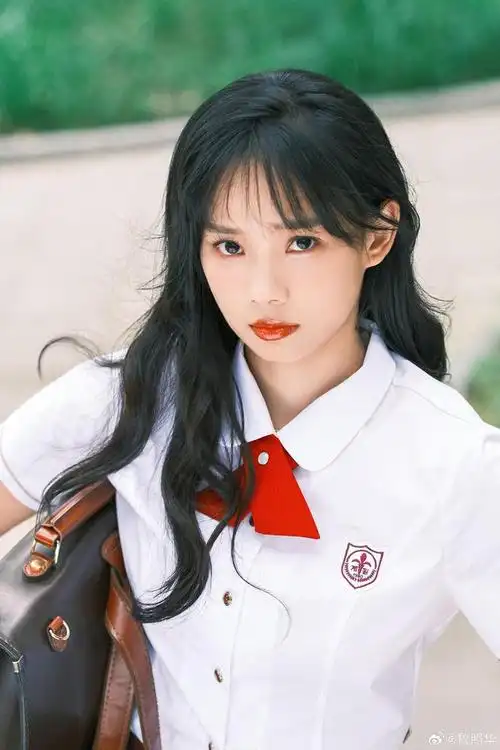 演员鲁照华青春写真校园女神气场全开