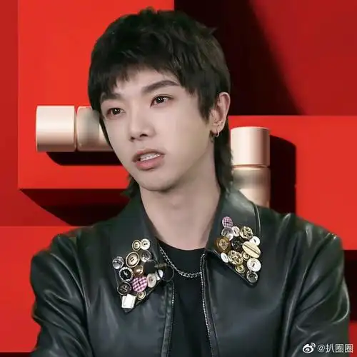 华晨宇直播截图今晚直播中华晨宇黑色短发造型现身