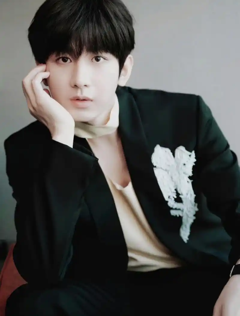 真的拒绝不了穿黑西装的成毅 气质巅峰 谁能不失眠?