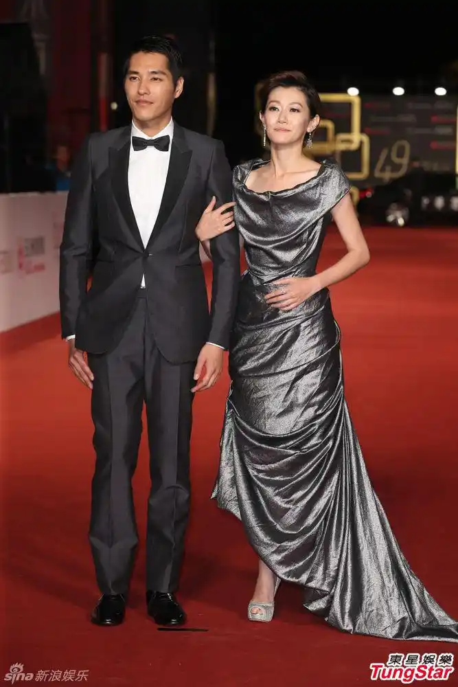 组图:蓝正龙深灰正装亮相 与妻子周幼婷秀恩爱