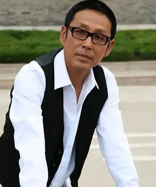 68岁陈道明被偶遇,穿500元真丝衫,头发胡子已全白,膝盖有伤痕_照片