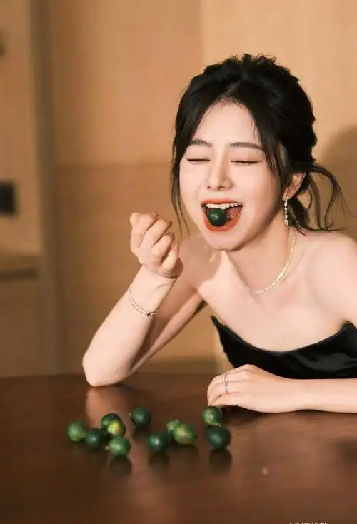 谭松韵黑色抹胸连衣裙俏皮可爱写真