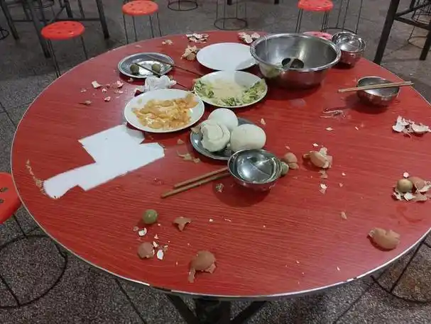 学生反映学校食堂伙食太差了(学校食堂浪费惊人)(2)